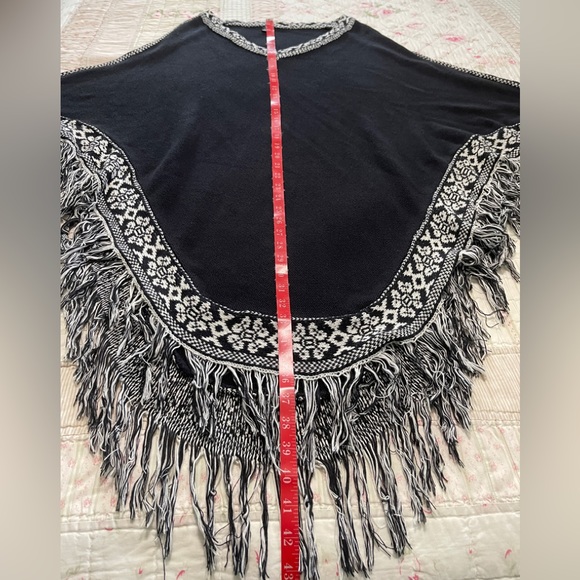 Amanda Blu Fringed Poncho in Black w/Tribal Print Trim One Size EUC - Picture 3 of 7